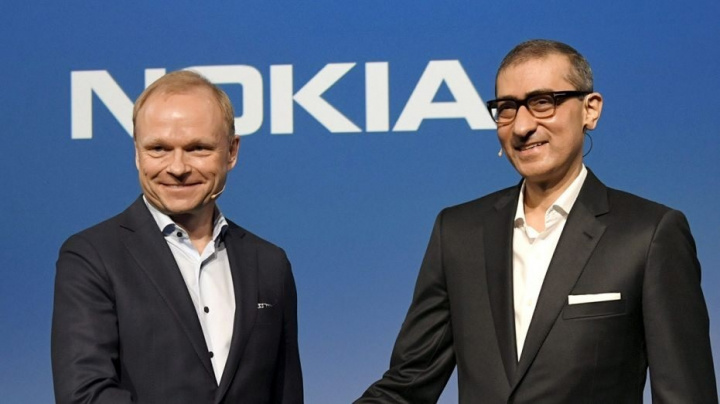 Pekka Lundmark, o próximo CEO da Nokia, à esquerda, ao lado do atual CEO, Rajeev Suri, à direita.